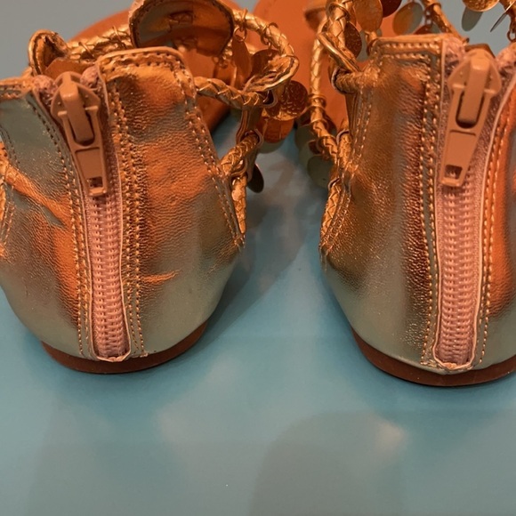 Target Cover Girl Gladiator Gold Sandals With Dangling Charms Size 1 - Picture 5 of 7